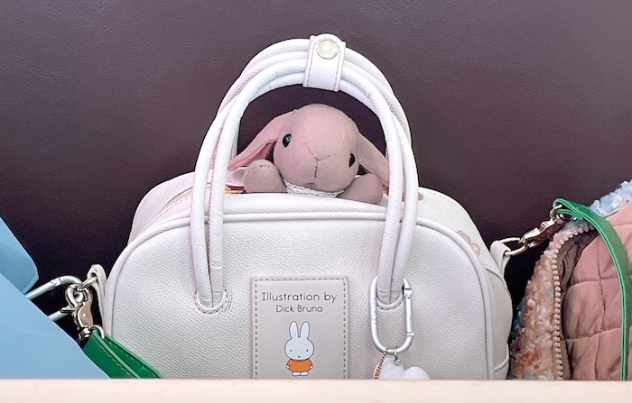 カバンから顔をだすうさぎのぬいぐるみ