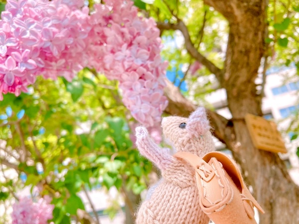 ライラックの花とねずみのあみぐるみ