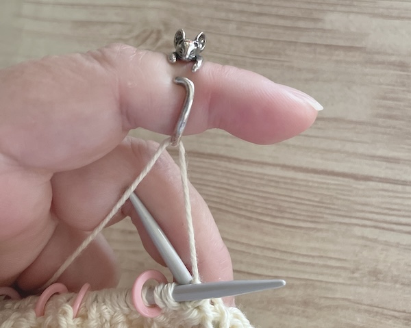 編み物で人差し指が痛くならないように、指輪で指を保護