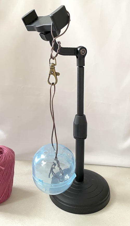 スマホスタンドを使って自作した吊り下げ型ヤーンホルダー