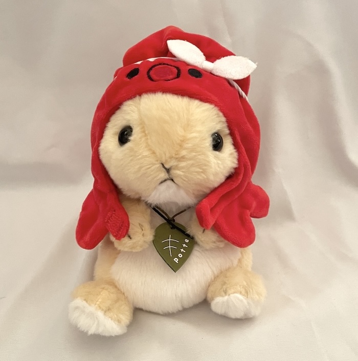 スリコのぬい活グッズ「タコのかぶりもの」を被ったpotteロップイヤー