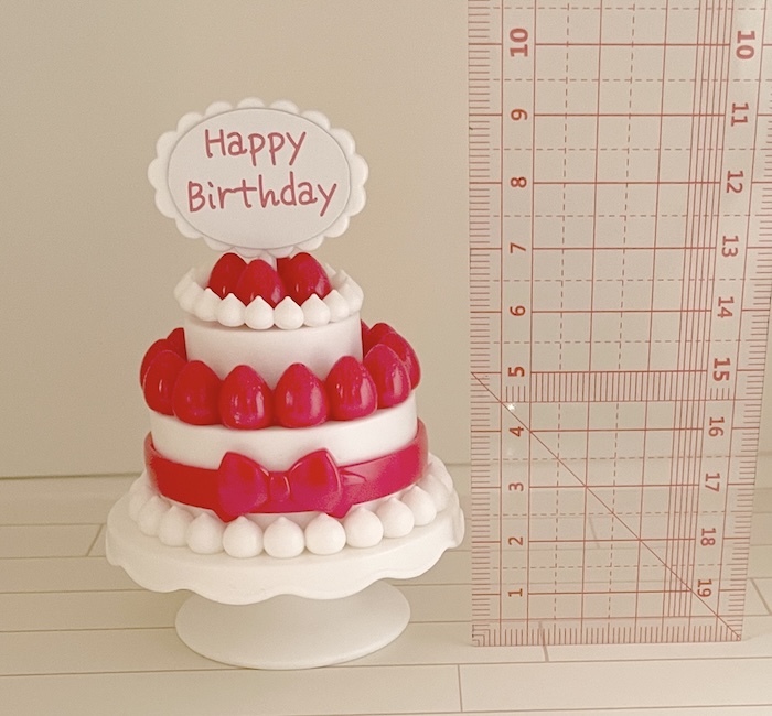 ダイソーの「ぬい用ミニチュアいちごケーキスタンド」
