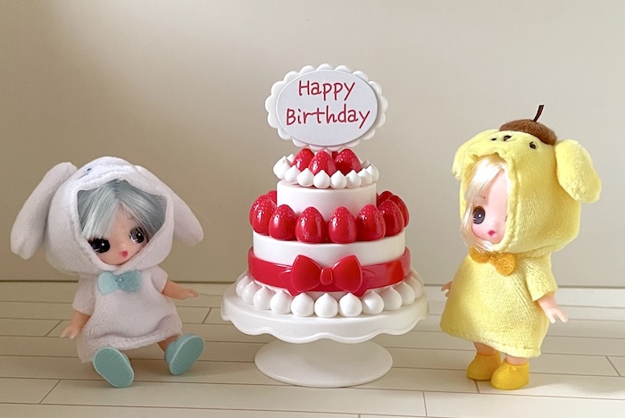 ダイソーの「ぬい用ミニチュアいちごケーキスタンド」とぷちリカちゃん