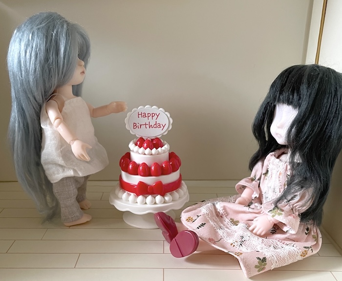 ダイソーの「ぬい用ミニチュアいちごケーキスタンド」と100均ドール