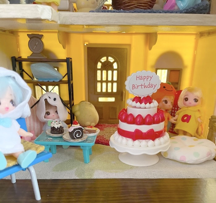 ダイソーの「ぬい用ミニチュアいちごケーキスタンド」とシルバニアファミリーのハウス