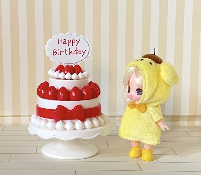 ダイソーの「ぬい用ミニチュアいちごケーキスタンド」とぷちリカちゃん
