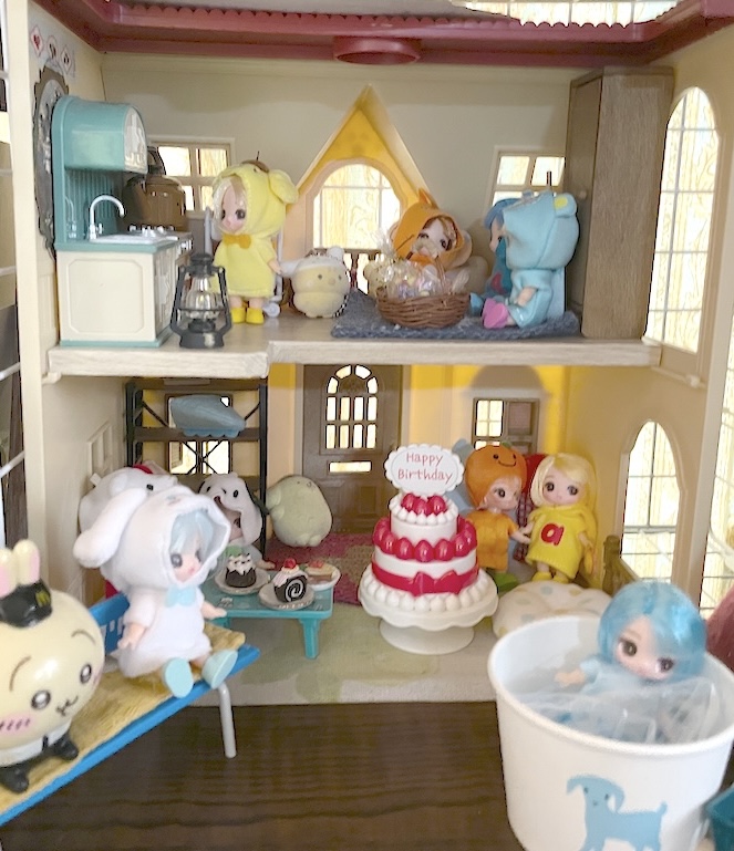 ダイソーの「ぬい用ミニチュアいちごケーキスタンド」とシルバニアファミリーの家