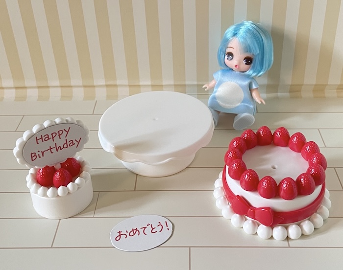 ダイソーの「ぬい用ミニチュアいちごケーキスタンド」 飾り方アレンジができる