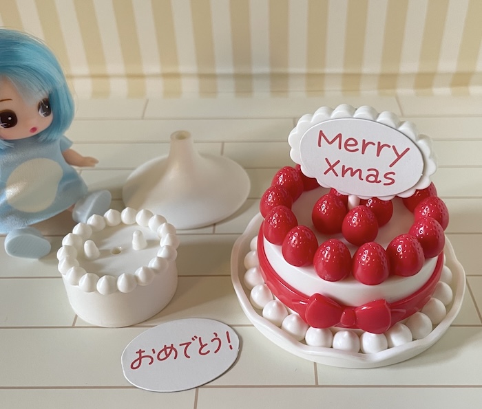 ダイソーの「ぬい用ミニチュアいちごケーキスタンド」 飾り方アレンジができる