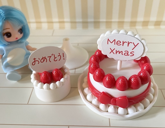 ダイソーの「ぬい用ミニチュアいちごケーキスタンド」 飾り方アレンジができる