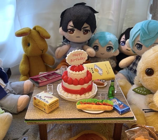 ダイソーの「ぬい用ミニチュアいちごケーキスタンド」 ぬいぐるみと一緒
