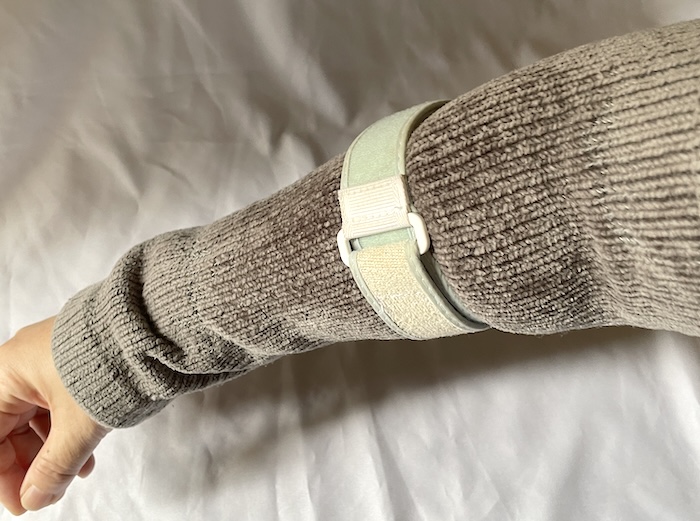 服の上からつけた肘サポーター
